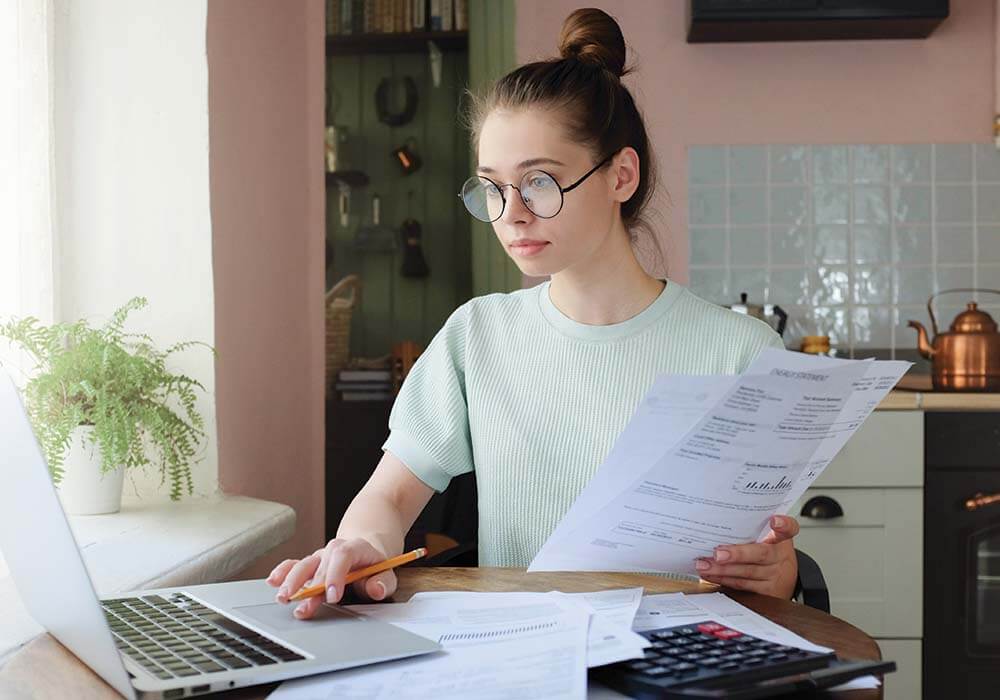 body-image-woman-on-computer